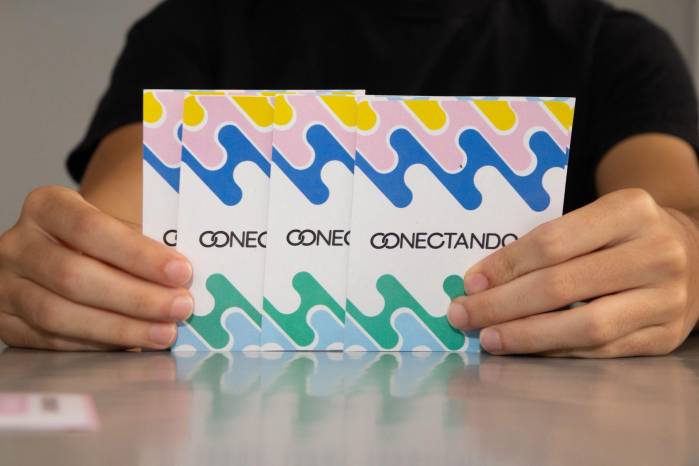 El juego propone dinámicas grupales donde cada participante puede compartir reflexiones personales. El juego propone dinámicas grupales donde cada participante puede compartir reflexiones personales.