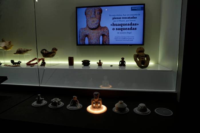 La exhibición reflexiona sobre la práctica de la huaquería. La exhibición reflexiona sobre la práctica de la huaquería.