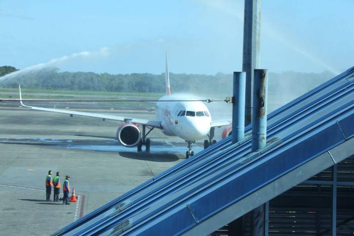El primer vuelo de la ruta Panamá y El Salvador llegó el pasado 15 de diciembre de 2023, en un acto oficial realizado en la Terminal 1 del Aeropuerto Internacional de Tocumen. El primer vuelo de la ruta Panamá y El Salvador llegó el pasado 15 de diciembre de 2023, en un acto oficial realizado en la Terminal 1 del Aeropuerto Internacional de Tocumen.