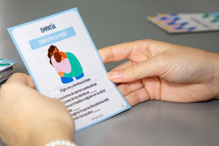 El juego ha demostrado ser útil también para adultos y entornos comunitarios. El juego ha demostrado ser útil también para adultos y entornos comunitarios.