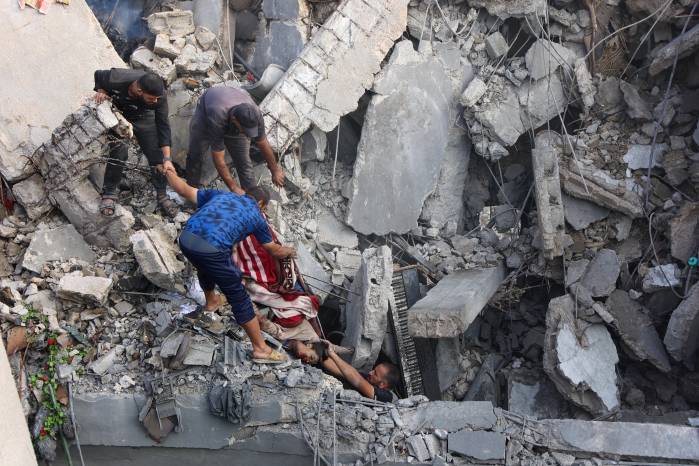 Al menos 101 muertos han sido trasladados a los hospitales, incluidos 35 niños. Al menos 101 muertos han sido trasladados a los hospitales, incluidos 35 niños.