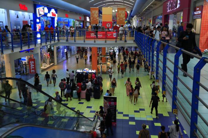 Compradores en un local comercial de la ciudad capital aprovechan las ofertas del Black Weekend. Compradores en un local comercial de la ciudad capital aprovechan las ofertas del Black Weekend.