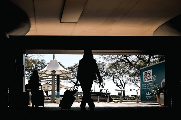 Fotografía de archivo en donde se muestran personas caminando en el aeropuerto Jorge Newbery de la Ciudad de Buenos Aires, Argentina. Fotografía de archivo en donde se muestran personas caminando en el aeropuerto Jorge Newbery de la Ciudad de Buenos Aires, Argentina.