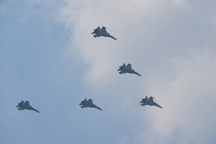 En el desfile militar por el 80 aniversario de la victoria sobre Japón y el fin de la Segunda Guerra Mundial, el 3 de septiembre de 2025, los aviones Shenyang J-15 realizan un sobrevuelo en la Plaza de Tiananmén en Pekín. En el desfile militar por el 80 aniversario de la victoria sobre Japón y el fin de la Segunda Guerra Mundial, el 3 de septiembre de 2025, los aviones Shenyang J-15 realizan un sobrevuelo en la Plaza de Tiananmén en Pekín.