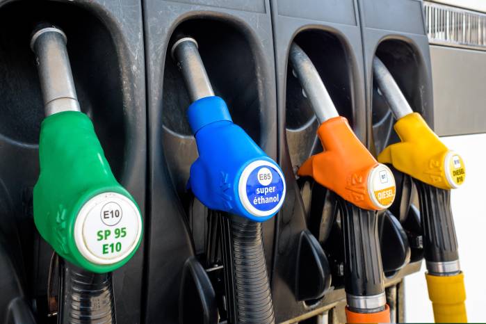 El biocombustible es combustible producido a partir de materias primas de origen vegetal o animal, residuos orgánicos o biomasa. El biocombustible es combustible producido a partir de materias primas de origen vegetal o animal, residuos orgánicos o biomasa.