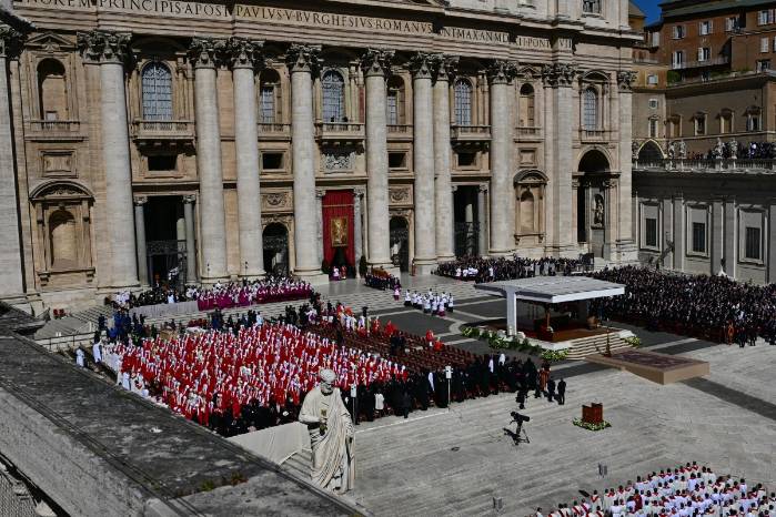 Cardenal Re sobre el papa Francisco: Hizo una Iglesia capaz de inclinarse sobre cada hombre Cardenal Re sobre el papa Francisco: Hizo una Iglesia capaz de inclinarse sobre cada hombre