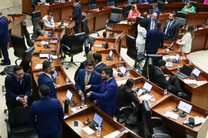 El pleno de la Asamblea Nacional, que se encuentra en sesión permanente desde el pasado jueves, está convocado para las 3:30 de la tarde de hoy para retomar sus labores. El pleno de la Asamblea Nacional, que se encuentra en sesión permanente desde el pasado jueves, está convocado para las 3:30 de la tarde de hoy para retomar sus labores.
