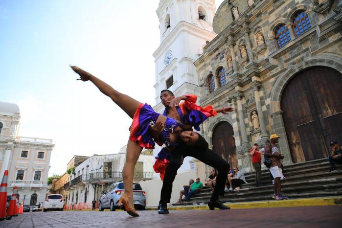 Aunque el merengue no es un baile autóctono, también fue uno de los ritmos que puso a bailar a locales y extranjeros. Aunque el merengue no es un baile autóctono, también fue uno de los ritmos que puso a bailar a locales y extranjeros.