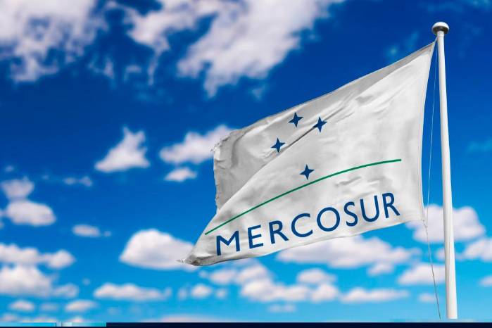 El Mercado Común del Sur (Mercosur) es un bloque económico fundado en 1991 por Argentina, Brasil, Paraguay y Uruguay. El Mercado Común del Sur (Mercosur) es un bloque económico fundado en 1991 por Argentina, Brasil, Paraguay y Uruguay.
