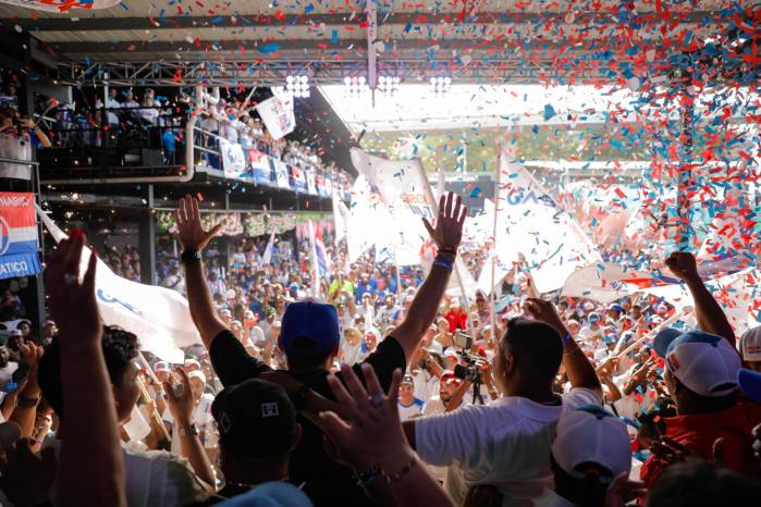 Miles de simpatizantes mostraron su respaldo al candidato presidencial, José Gabriel Carrizo en un convivio realizado en Los Andes. Miles de simpatizantes mostraron su respaldo al candidato presidencial, José Gabriel Carrizo en un convivio realizado en Los Andes.