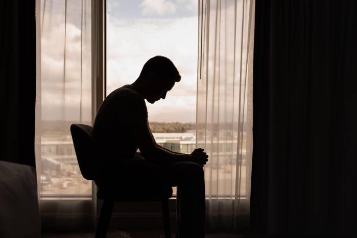 Más de 700 mil personas se suicidan cada año alrededor del mundo. Más de 700 mil personas se suicidan cada año alrededor del mundo.