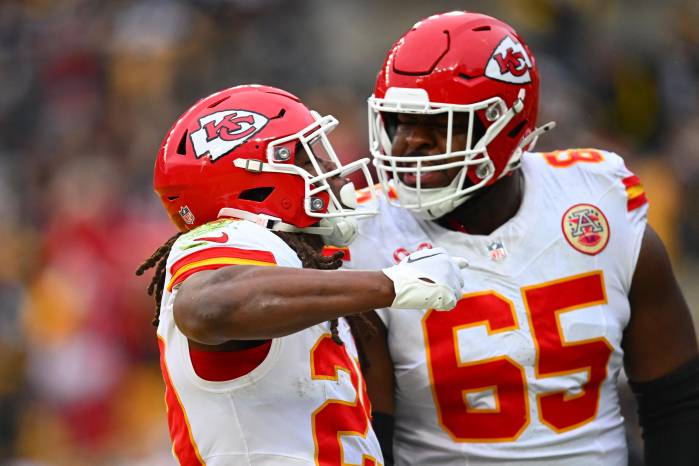 Los jugadores de Kansas City Chiefs, Kareem Hunt (izq.) y Trey Smith. Los jugadores de Kansas City Chiefs, Kareem Hunt (izq.) y Trey Smith.