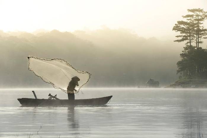 Muchas personas dependen de la pesca como manera de subsistencia así como para su alimentación. Muchas personas dependen de la pesca como manera de subsistencia así como para su alimentación.