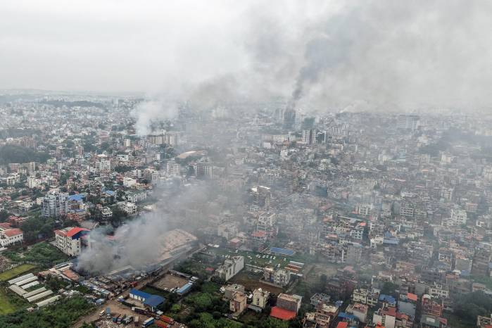 Columnas de humo envuelven la ciudad de Katmandú el 10 de septiembre de 2025, un día después de que varios edificios fueran incendiados por manifestantes. Columnas de humo envuelven la ciudad de Katmandú el 10 de septiembre de 2025, un día después de que varios edificios fueran incendiados por manifestantes.