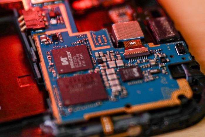 Los semiconductores son esenciales en la electrónica moderna, al permitir la creación de dispositivos como transistores, diodos y circuitos integrados. Los semiconductores son esenciales en la electrónica moderna, al permitir la creación de dispositivos como transistores, diodos y circuitos integrados.