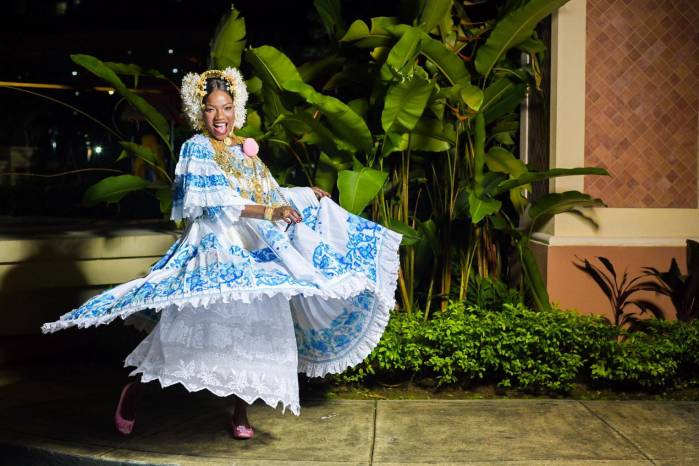 La influenciadora y presentadora participó en una sesión de fotos vestida por Telemaco Villareal, con el traje típico panameño: ‘La pollera’. La influenciadora y presentadora participó en una sesión de fotos vestida por Telemaco Villareal, con el traje típico panameño: ‘La pollera’.