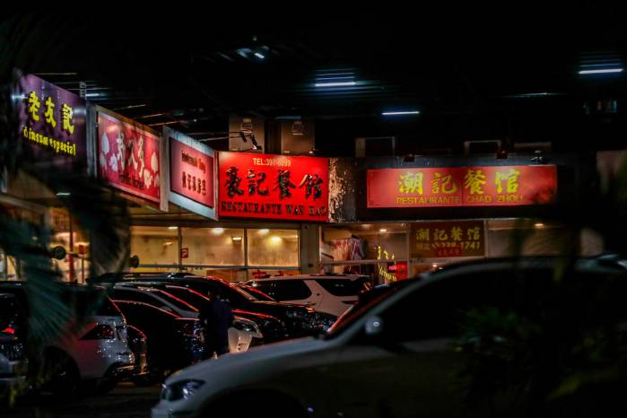 Plazas enteras lucen extensos letreros escritos en caracteres chinos. Es evidente la difusión que ha logrado la gastronomía china, sobre todo, en la ciudad de Panamá. Plazas enteras lucen extensos letreros escritos en caracteres chinos. Es evidente la difusión que ha logrado la gastronomía china, sobre todo, en la ciudad de Panamá.