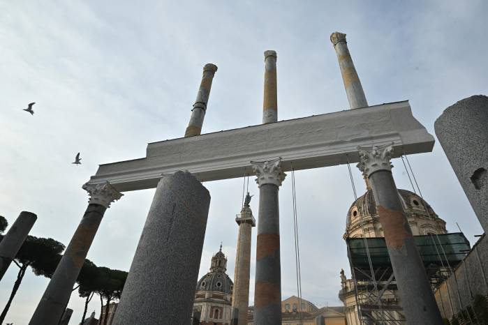 Detalle de la reconstrucción parcial de la columnata en la basícica Ulpia en el foro de Trajano. Detalle de la reconstrucción parcial de la columnata en la basícica Ulpia en el foro de Trajano.