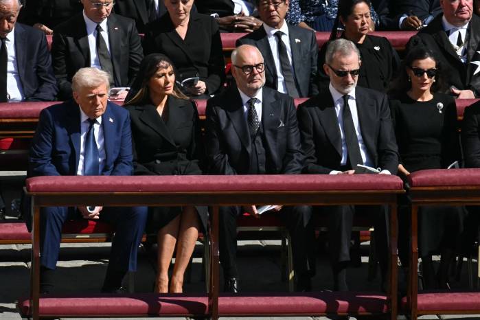 Donald Trump fue ubicado al lado del Rey de España durante el funeral del Papa Francisco Donald Trump fue ubicado al lado del Rey de España durante el funeral del Papa Francisco 