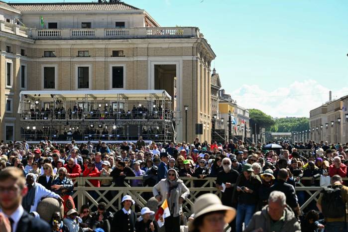En medio de aplausos de los presentes en la Plaza de San Pedro termina el funeral del Papa Francisco En medio de aplausos de los presentes en la Plaza de San Pedro termina el funeral del Papa Francisco 
