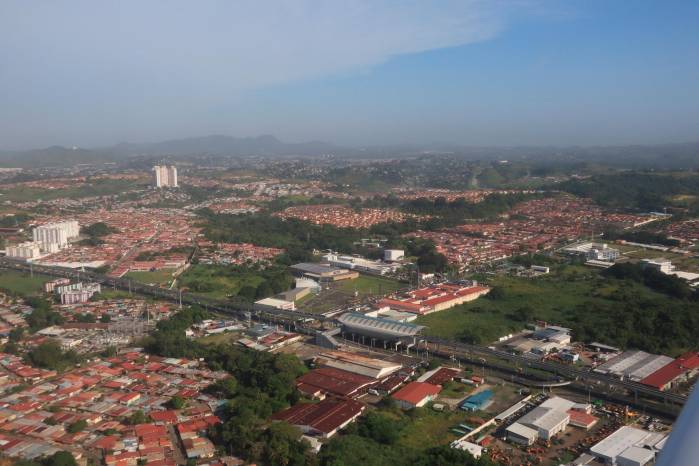 La historia de Panamá muestra muchos ejemplos de éxitos en la construcción de infraestructura, -como el de las líneas del Metro-, pero ha quedado pendiente la transformación de los entornos urbanos y la mejora de la calidad de vida de la población. La historia de Panamá muestra muchos ejemplos de éxitos en la construcción de infraestructura, -como el de las líneas del Metro-, pero ha quedado pendiente la transformación de los entornos urbanos y la mejora de la calidad de vida de la población.