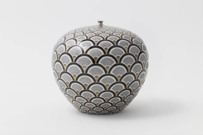 Debido a su experiencia en la fabricación de porcelana Arita desde muy joven, desarrollo y perfecciono gradualmente sus habilidades en esta área. Debido a su experiencia en la fabricación de porcelana Arita desde muy joven, desarrollo y perfecciono gradualmente sus habilidades en esta área.