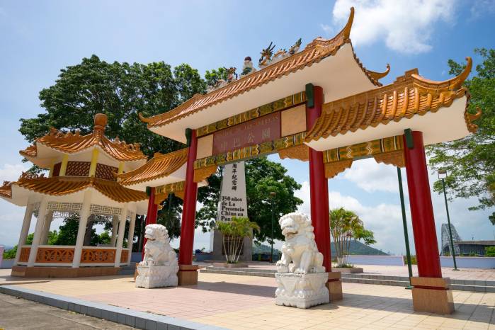 Para el aniversario 150 de la presencia china en Panamá, se erigió un monumento en el mirador del Puente de las Américas. Para el aniversario 150 de la presencia china en Panamá, se erigió un monumento en el mirador del Puente de las Américas.