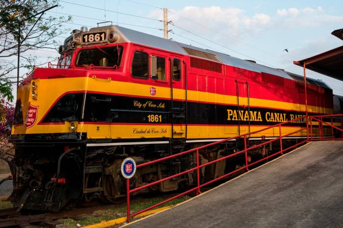 Con el ferrocarril, Panamá es el único lugar en el mundo donde es posible trasladar contenedores en una franja aduanera del Atlántico al Pacífico en menos de cuatro horas. Con el ferrocarril, Panamá es el único lugar en el mundo donde es posible trasladar contenedores en una franja aduanera del Atlántico al Pacífico en menos de cuatro horas.