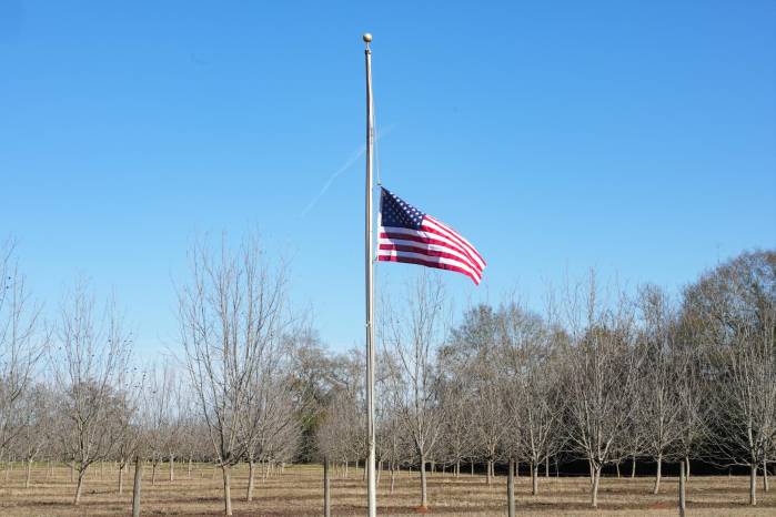 Una bandera ondea a media asta en la casa donde vivió su infancia el expresidente Jimmy Carter, el 30 de diciembre de 2024 en Plains, Georgia. Una bandera ondea a media asta en la casa donde vivió su infancia el expresidente Jimmy Carter, el 30 de diciembre de 2024 en Plains, Georgia.