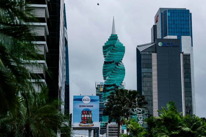 Un análisis de la hoy compleja economía y finanzas de Panamá Un análisis de la hoy compleja economía y finanzas de Panamá