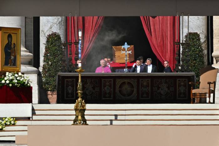 <strong>El público recibe entre aplausos y vítores el féretro del papa Francisco en la plaza de San Pedro</strong> <strong>El público recibe entre aplausos y vítores el féretro del papa Francisco en la plaza de San Pedro</strong>