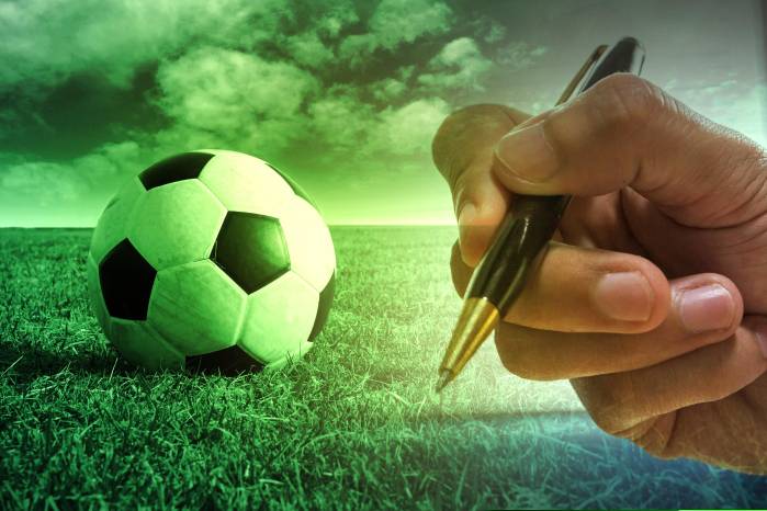 Aunque no hay una extensa narrativa de este deporte condensada en libros, fútbol y literatura no han vivido separados. Aunque no hay una extensa narrativa de este deporte condensada en libros, fútbol y literatura no han vivido separados.