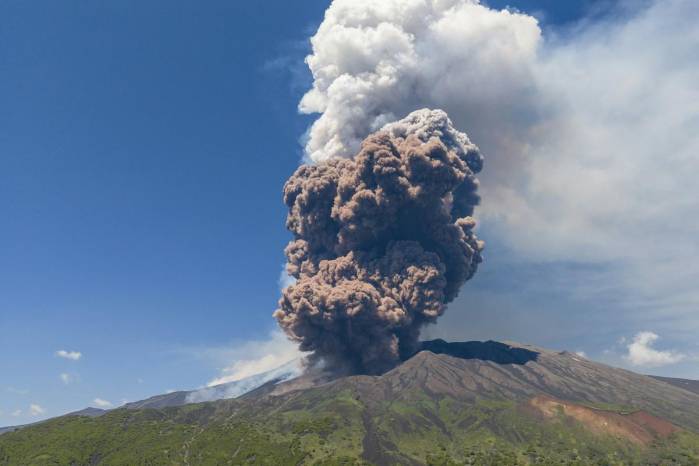 El humo se eleva desde el cráter del volcán Etna mientras entra en erupción, en el Monte Etna, cerca de Catania, el 2 de junio de 2025. Una enorme columna de ceniza, gas y roca fue arrojada el 2 de junio de 2025 desde el Monte Etna de Italia, el volcán activo más grande de Europa, después de que una parte de su cráter sureste probablemente colapsara, dijeron las autoridades. El humo se eleva desde el cráter del volcán Etna mientras entra en erupción, en el Monte Etna, cerca de Catania, el 2 de junio de 2025. Una enorme columna de ceniza, gas y roca fue arrojada el 2 de junio de 2025 desde el Monte Etna de Italia, el volcán activo más grande de Europa, después de que una parte de su cráter sureste probablemente colapsara, dijeron las autoridades.