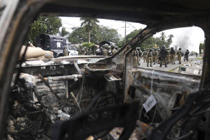 Integrantes de la Policia Nacional caminan por una calle bloqueada esté domingo, en Changuinola, Bocas del Toro, (Panamá). Bocas del Toro continúa con alteraciones en las telecomunicaciones y bajo el estado de urgencia decretado por el Gobierno. Integrantes de la Policia Nacional caminan por una calle bloqueada esté domingo, en Changuinola, Bocas del Toro, (Panamá). Bocas del Toro continúa con alteraciones en las telecomunicaciones y bajo el estado de urgencia decretado por el Gobierno.