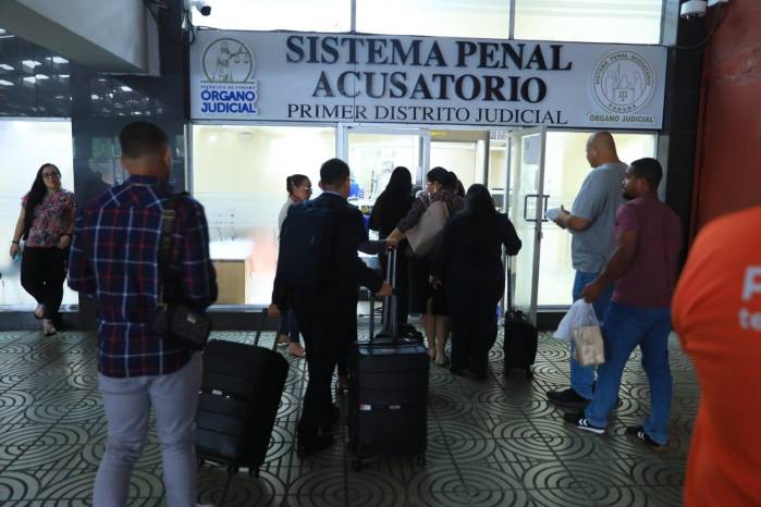 La audiencia se realizó en el Sistema Penal Acusatorio de plaza Agora y los estudiantes estuvieron vía Zoom. La audiencia se realizó en el Sistema Penal Acusatorio de plaza Agora y los estudiantes estuvieron vía Zoom.