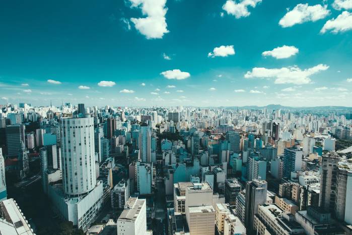 La economía de Brasil es la mayor de América Latina en cuanto a PIB y la segunda de toda América y la decimosegunda a nivel mundial, según el FMI. La economía de Brasil es la mayor de América Latina en cuanto a PIB y la segunda de toda América y la decimosegunda a nivel mundial, según el FMI.