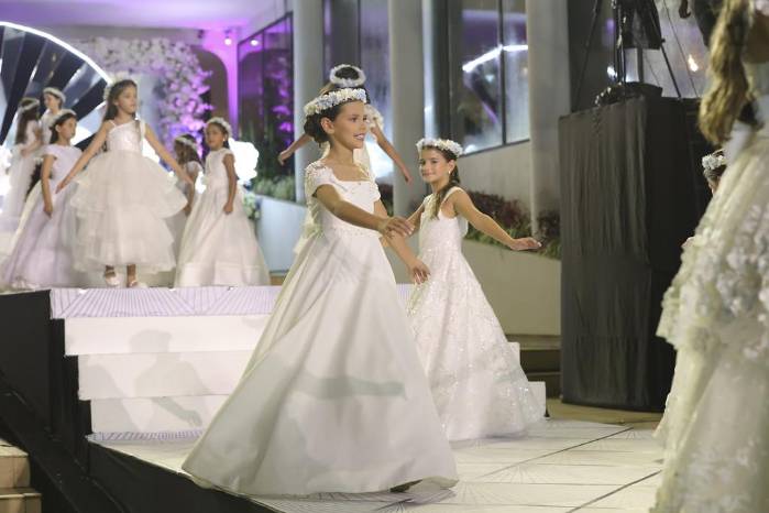 Grupo de hermanitas que acompañaron a cada una de las debutantes. Grupo de hermanitas que acompañaron a cada una de las debutantes.