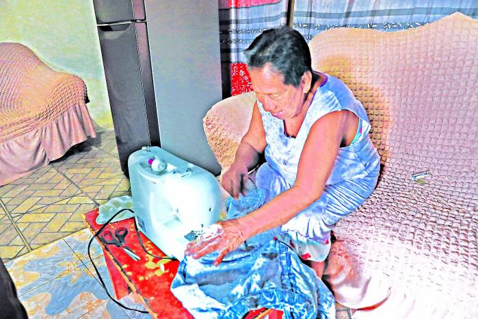 Marta Caparrosa tiene su propia máquina de coser. Marta Caparrosa tiene su propia máquina de coser.