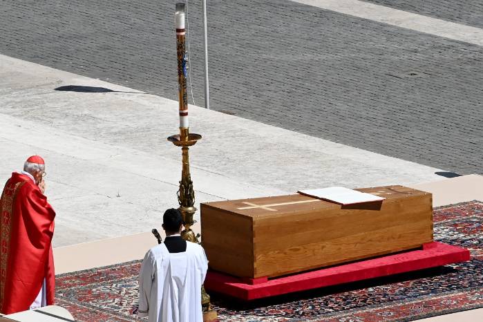 Colocan agua bendita al féretro del papa Francisco Colocan agua bendita al féretro del papa Francisco 