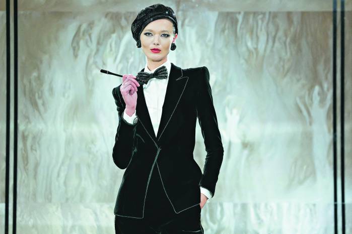 Una modelo durante una presentación de Giorgio Armani Prive. Una modelo durante una presentación de Giorgio Armani Prive.