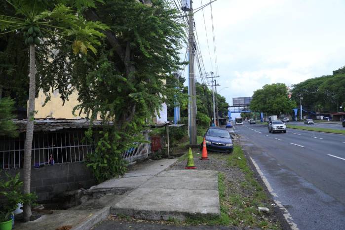 En Viejo Veranillo, los vecinos observan desde sus casas el conflicto que se libra frente a sus puertas: no protestan, pero viven sus consecuencias. En Viejo Veranillo, los vecinos observan desde sus casas el conflicto que se libra frente a sus puertas: no protestan, pero viven sus consecuencias.