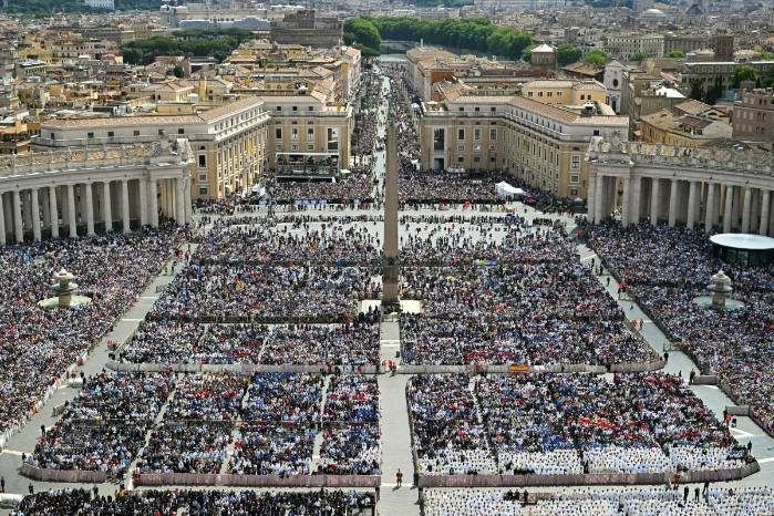 La Plaza de San Pedro fue el escenario de la primera misa pública del papa León XIV. La Plaza de San Pedro fue el escenario de la primera misa pública del papa León XIV.