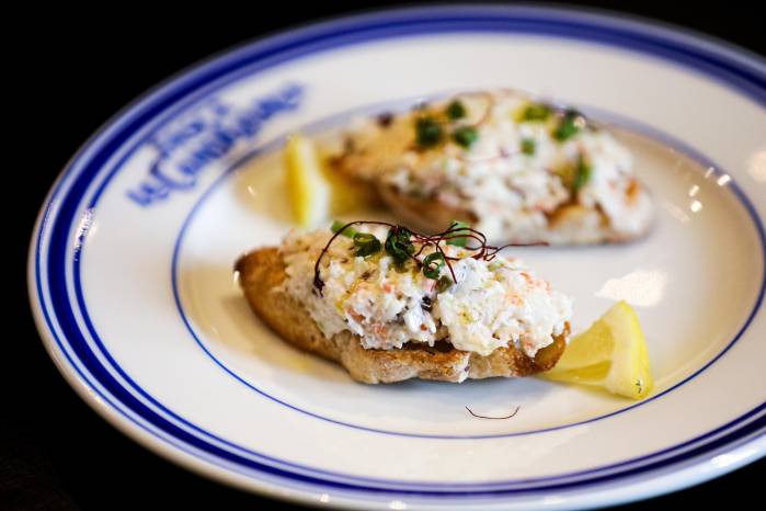 Entre los “pintxos” se encuentra el de ensalada de camarón acompañada de mayonesa, apio y especias sobre una crujiente tostada de pan artesanal de la casa. Entre los “pintxos” se encuentra el de ensalada de camarón acompañada de mayonesa, apio y especias sobre una crujiente tostada de pan artesanal de la casa.