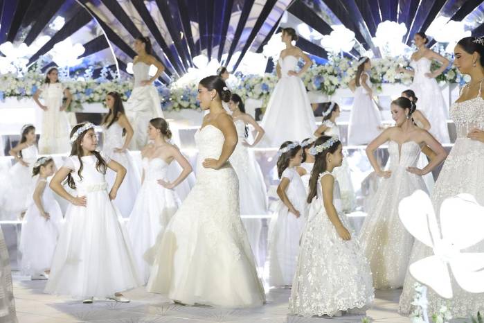 Vista parcial de una coreografía de las debutantes con sus respectivas hermanitas. Vista parcial de una coreografía de las debutantes con sus respectivas hermanitas.