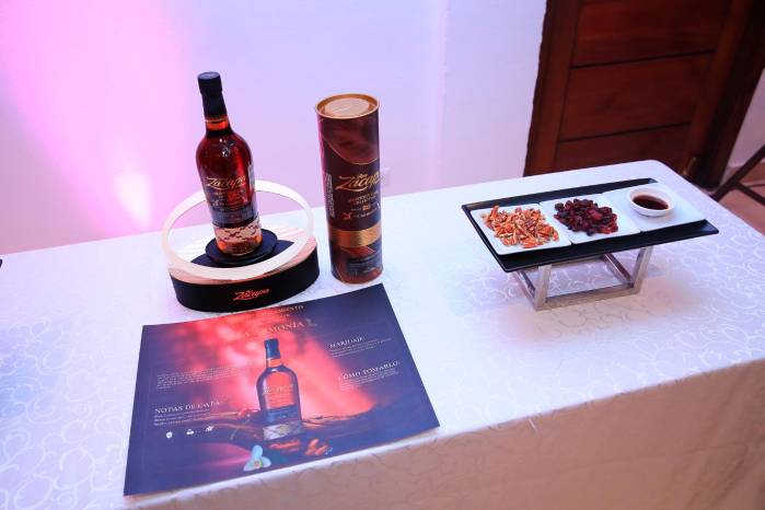 ‘La Armonía’, a la vista caoba con destellos dorados, en nariz, frutos rojos y nueces pecanas; en boca, nueces y bayas caramelizadas. ‘La Armonía’, a la vista caoba con destellos dorados, en nariz, frutos rojos y nueces pecanas; en boca, nueces y bayas caramelizadas.
