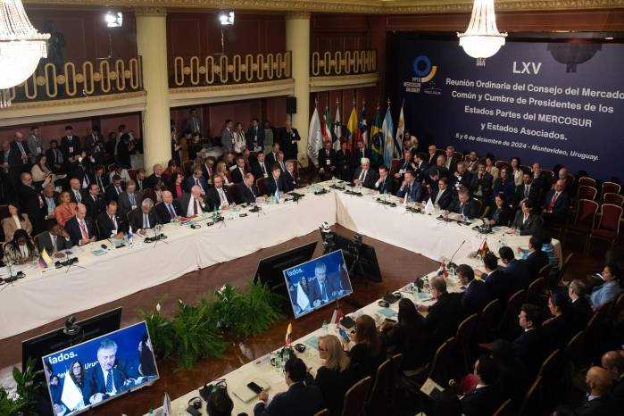 Fotografía de la sesión plenaria en la cumbre semestral de presidentes de los países del Mercosur este viernes, en Montevideo, Uruguay. Fotografía de la sesión plenaria en la cumbre semestral de presidentes de los países del Mercosur este viernes, en Montevideo, Uruguay.