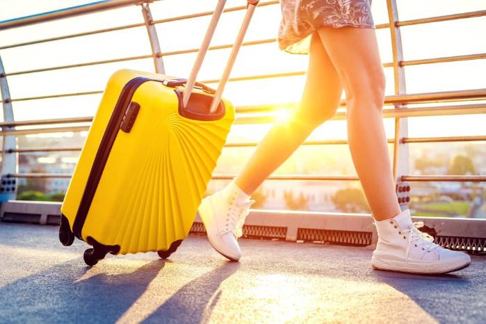 En Colombia, las personas pasean sus maletas por la calle para desear un año lleno de viajes y aventuras. En Colombia, las personas pasean sus maletas por la calle para desear un año lleno de viajes y aventuras.