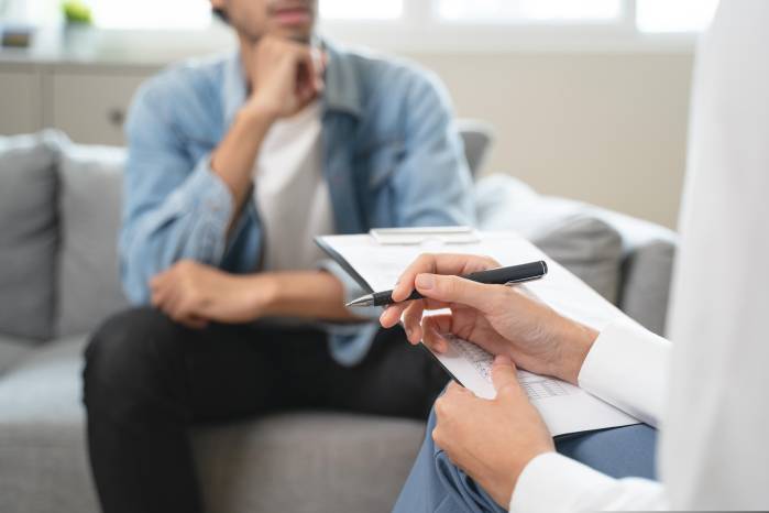 Una investigación en Dartmouth presentó a pacientes con depresión y ansiedad con Therabot, una app de asistencia emocional. Una investigación en Dartmouth presentó a pacientes con depresión y ansiedad con Therabot, una app de asistencia emocional.