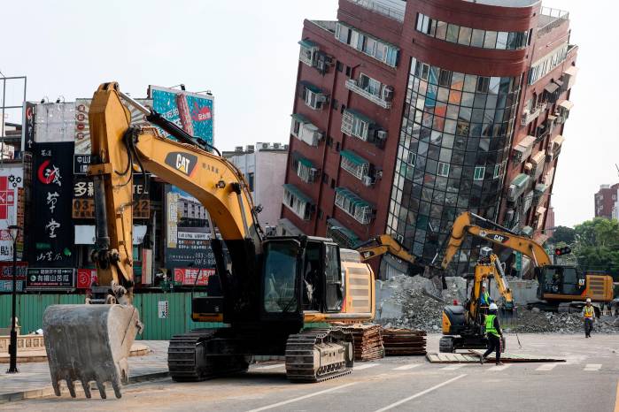 Una visión general de los daños causados por el terremoto en Hualien el 4 de abril de 2024. Al menos nueve personas murieron y más de 1.000 resultaron heridas el miércoles por un poderoso terremoto en Taiwán. Una visión general de los daños causados por el terremoto en Hualien el 4 de abril de 2024. Al menos nueve personas murieron y más de 1.000 resultaron heridas el miércoles por un poderoso terremoto en Taiwán.