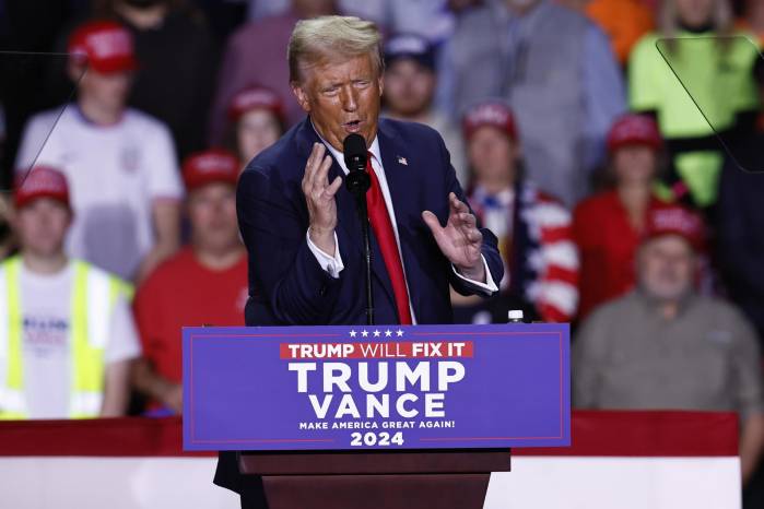 El candidato presidencial republicano y expresidente de Estados Unidos, Donald Trump, hace gestos mientras habla durante un mitin de campaña en Grand Rapids, Michigan. El candidato presidencial republicano y expresidente de Estados Unidos, Donald Trump, hace gestos mientras habla durante un mitin de campaña en Grand Rapids, Michigan.